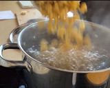 Foto del paso 2 de la receta Pasta con langostinos y salsa de leche de coco