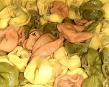 Színes tortellini sálata ágyon recept fázis 1 fotója