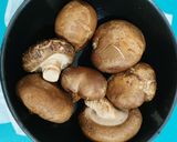 A picture of step 1 of Oyster sauce mushroom.