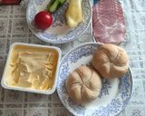 2020. Tizórai szalámis sajtos zöldséges vajas zsömle 😋 recept fázis 1 fotója