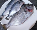 Foto del paso 1 de la receta: Cazuela de pescado de aparejo con patatas y ajos tiernos