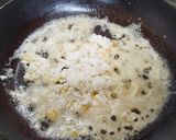 「金沙滑蛋」雞蛋和鹹蛋混搭的食譜步驟2照片