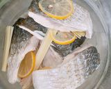 Foto langkah ke 1 dari resep Thai steamed fish with lime and garlic.