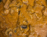 Foto del paso 7 de la receta: Dados de ternera con champiñones y puré de patatas ("Estilo fricandó")
