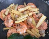Foto langkah ke 2 dari resep Tumis udang jagung putren tanpa minyak.