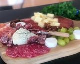 Foto del paso 1 de la receta: 🍻 Tabla de fiambres para disfrutar 🍻 (con una cervecita helada!)