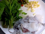ปลาหมึกผัดใบกระเพราราดหน้าข้าวไข่ดาว