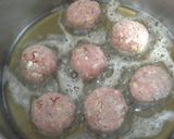 Foto del paso 4 de la receta Albóndigas con piñones en salsa de vino
