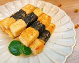 Hình bước làm 5 của món Đậu Phụ Cuốn Rong Biển Chiên