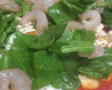 Foto del paso 5 de la receta: Pizza de espinacas, gambas y queso roquefort