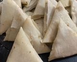A picture of step 4 of Triangle mince samosa.