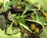 Foto del paso 1 de la receta: Ensalada de brotes tiernos, con salsa de queso Roquefort, pasas y mandarina