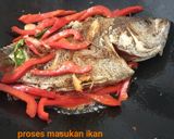 Foto langkah ke 1 dari resep Ikan gurami paprika merah.