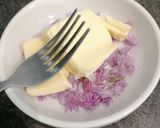 Une image de l'étape 4 de Beurre de fleurs de ciboulette.