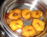 મેંદુ વડા (Medu Vada Recipe In Gujarati) રેસીપી સ્ટેપ2ફોટો