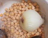 Foto del paso 1 de la receta: Guiso de garbanzos... con pollo, chorizo, morcillas y buen sabor