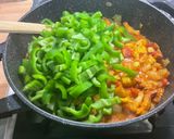 Une image de l'étape 15 de Poulet et lard aux poivrons, tomates, épices et lait de coco.