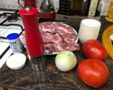 Foto del paso 1 de la receta: Chuletas de cerdo en salsa de cebolla y tomate a la plancha