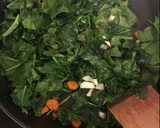 Foto del paso 2 de la receta: Salteado especiado de espinacas con garbanzos y huevo