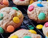 Foto del paso 5 de la receta: Cookies con confites 🌈 multicolores rellenos de chocolate 🌈