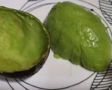 Foto del paso 2 de la receta: Desayuno con aguacate, queso de oveja y frutos secos