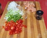 Foto del paso 1 de la receta: Salmón con tomate y verduras