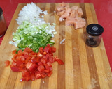 Foto del paso 1 de la receta: Salmón con tomate y verduras