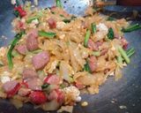 Foto langkah ke 6 dari resep Kwetiau Sosis.