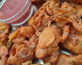 A picture of step 5 of Kanda bhajiya.