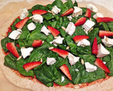Foto del paso 7 de la receta: Pizza de espinacas, fresas y queso de cabra