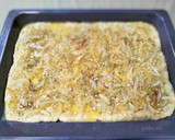 Foto del paso 3 de la receta: Coca de cebolla y piñones