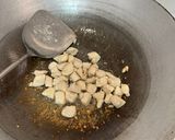 รูปขั้นตอนการทำที่ 2 ของ ข้าวไก่ผัดสับปะรด