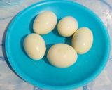 Foto langkah ke 1 dari resep Telur + Kentang Bumbu Kuning.