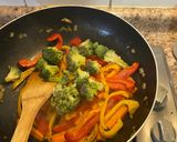 Foto del paso 2 de la receta: Salteado colorido con arroz con curry🥦🥕🫑 💛