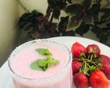 A picture of step 1 of Strawberry Lassi.