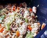 Une image de l'étape 5 de Nouilles chinoises sautées aux légumes et poulet en cocotte😋.
