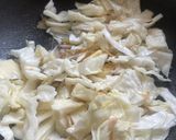 Foto langkah ke 3 dari resep Kwetiau Goreng Sayur Kol.