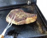 Une image de l'étape 5 de Côte de bœuf grillée à la plancha à l ail mariné et herbes du maquis.