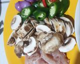 Foto langkah ke 1 dari resep Tumis ayam jamur kancing.