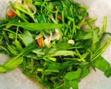 Foto langkah ke 2 dari resep Tumis Kangkung Saus Tiram.