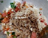 Foto langkah ke 4 dari resep Mie Goreng Sosis Suka-Suka.