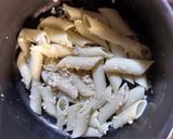 Foto del paso 4 de la receta: Zapallitos rellenos de pollo y hummus de garbanzos con penne rigate