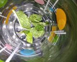 A picture of step 1 of Lemon mojito.