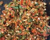 A picture of step 3 of Red and green chilli Thecha.