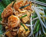 A picture of step 5 of Pad Thai with Shrimp.