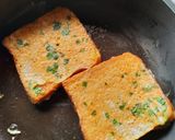 चीझ गार्लिक ऑम्लेट टोस्ट (Omelette toast recipe in Marathi) रेसिपी स्टेप 6 फोटो 