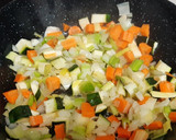 Foto del paso 2 de la receta: Pollo con fritada de verduras
