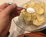 Foto del paso 5 de la receta: Tacitas de papa con huevo y queso