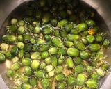 Foto del passaggio 2 della ricetta Boccioli di tarassaco (capperi) sott’olio