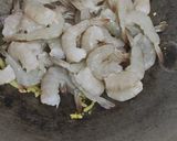 Foto langkah ke 2 dari resep Udang goreng mentega.